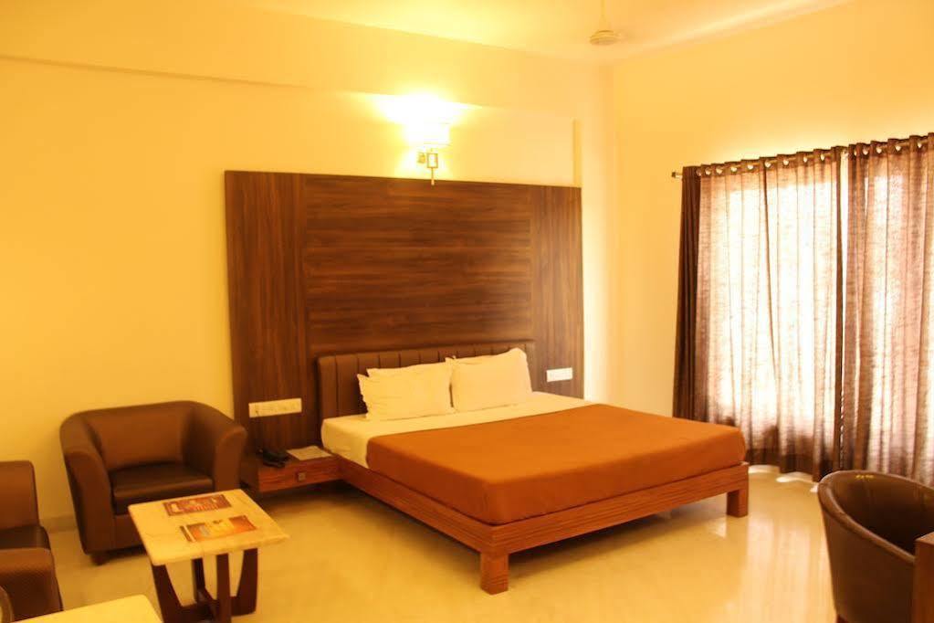 Hotel Grand 3D Bhuj Exterior foto